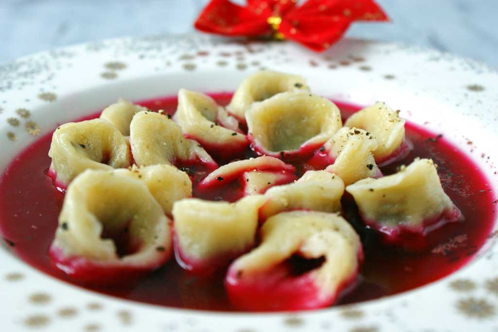 Aromatyczne, grzybowe uszka wigilijne z barszczem.