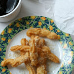 chrupiące, złotechrupiące, złote hiszpańskie churros, ciastka smażone z cukrem pudrem i sosem czekoladowym