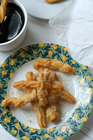 chrupiące, złotechrupiące, złote hiszpańskie churros, ciastka smażone z cukrem pudrem i sosem czekoladowym