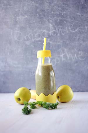 butelka smoothie z jarmużu, jabłka i banana