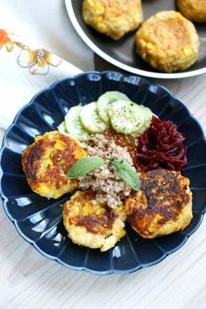 złociste, chrupiące kotleciki kukurydziane z tofu i ziemniakami