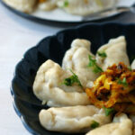 Obiadowa porcja wegetariańskich pierogów z soczewicą i cebulką.