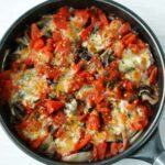 Zapiekana sałata radicchio z mozzarellą i pomidorami