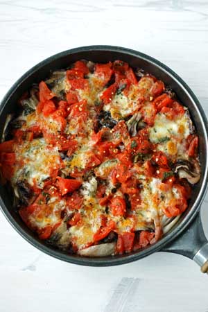 Zapiekana sałata radicchio z mozzarellą i pomidorami