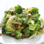 sałatka z brokułem, soczewicą i sosem pomarańczowym