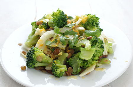 sałatka z brokułem, soczewicą i sosem pomarańczowym