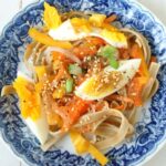 sałatka makaronowa z jajkiem, paprykami, chrzanem i sezamem