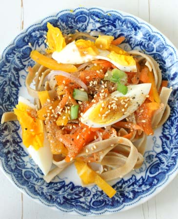 sałatka makaronowa z jajkiem, paprykami, chrzanem i sezamem