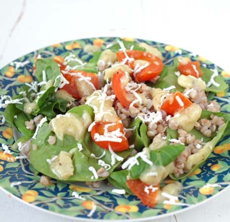 sałatka z kaszą, szpinakiem i z sosem z pieczonego czosnku