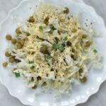 sałatka zimowa, kapusta pekińska z groszkiem i ogórkiem konserwowym polana sosem jajecznym,