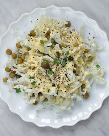 sałatka zimowa, kapusta pekińska z groszkiem i ogórkiem konserwowym polana sosem jajecznym,