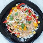 sałatka węgierska z ryżu, papryki i sosu jogurtowego