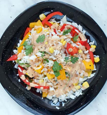 sałatka węgierska z ryżu, papryki i sosu jogurtowego