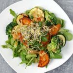 sałatka z zielonych warzyw z sosem fistaszkowym.