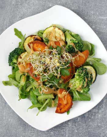 sałatka z zielonych warzyw z sosem fistaszkowym.