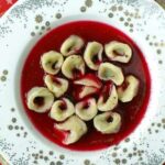 Wigilijne uszka z farszem grzybowym w barszczu.