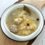 Zimowa zupa z kiszonej kapusty z białą kiełbasą