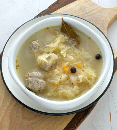 Zimowa zupa z kiszonej kapusty z białą kiełbasą