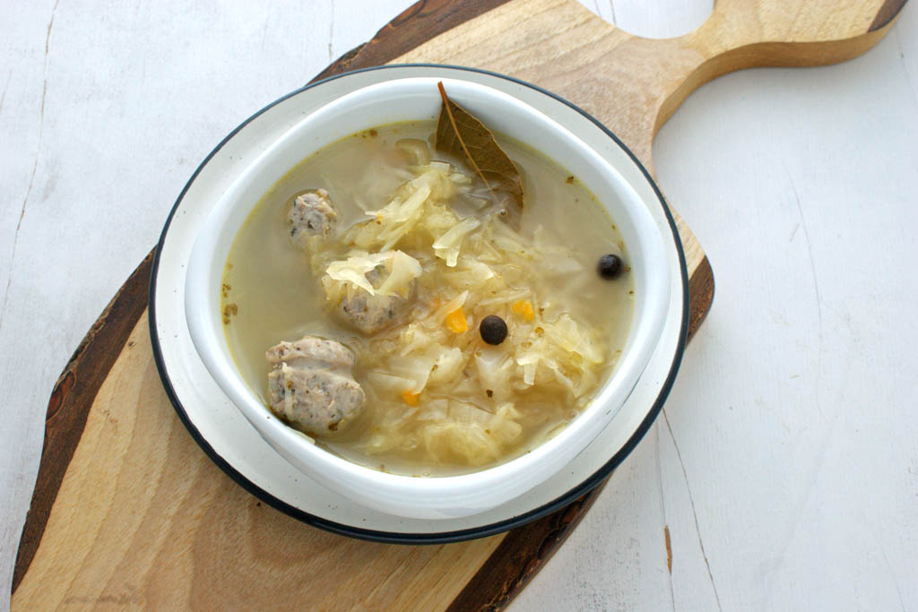 Zupa z kapusty, warzyw korzeniowych i drobiowej kiełbasy