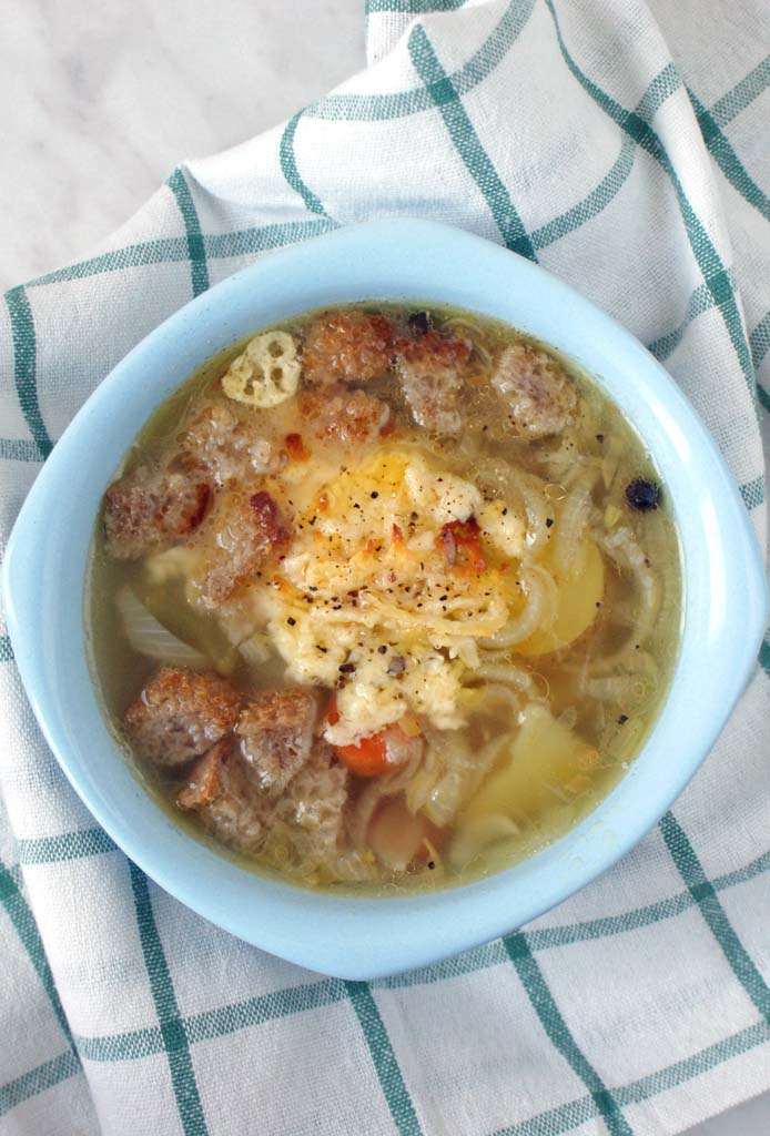 gorąca, zupa cebulowa z grzankami i serem