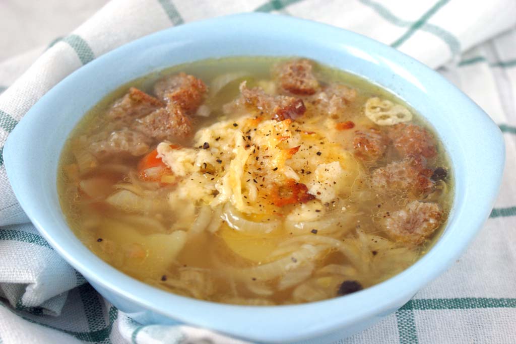 porcja zupy cebulowej, z serem i grzankami