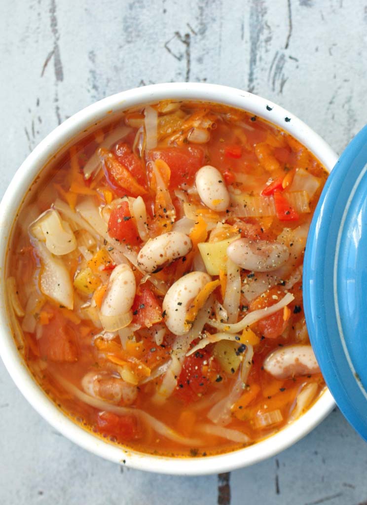 Zupa z fasoli, warzyw korzeniowych i pomidorów.