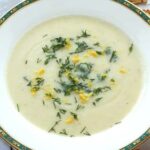 Kremowa zupa z kalafiora podana ze skórka cytrynową i koperkiem