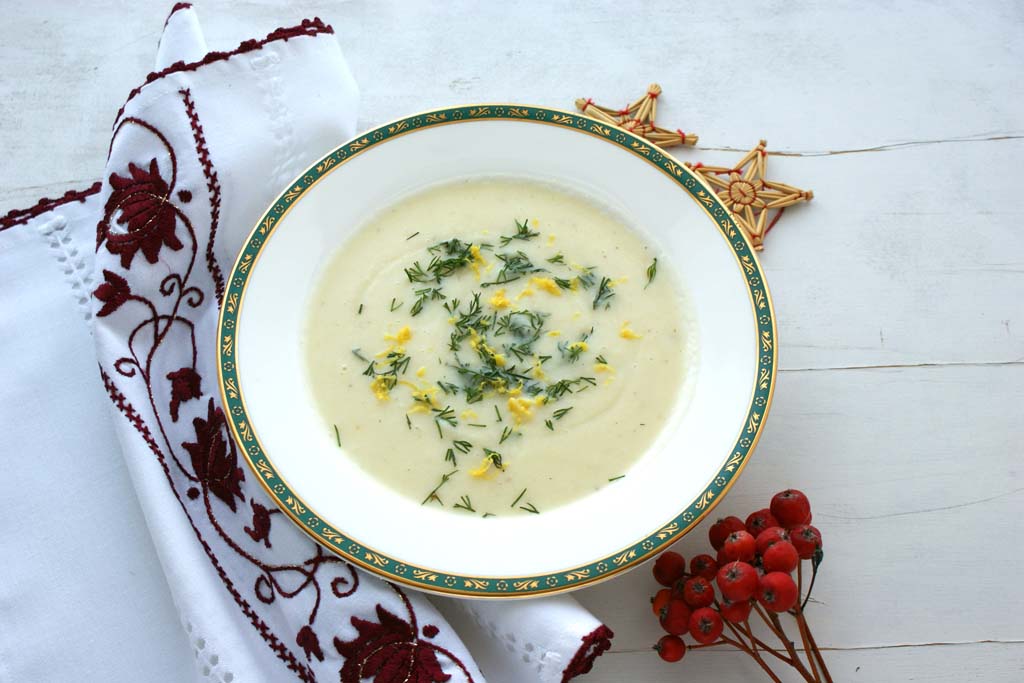 Zupa z przetartych białych warzyw podana ze skórka cytrynową i koperkiem