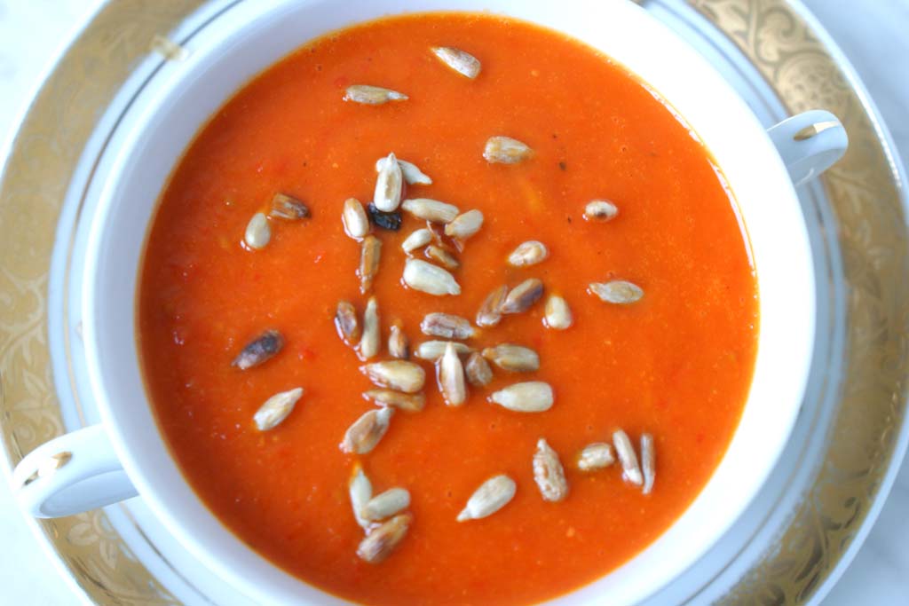 Krem z czerwonej papryki, jabłka i prażonego słonecznika.