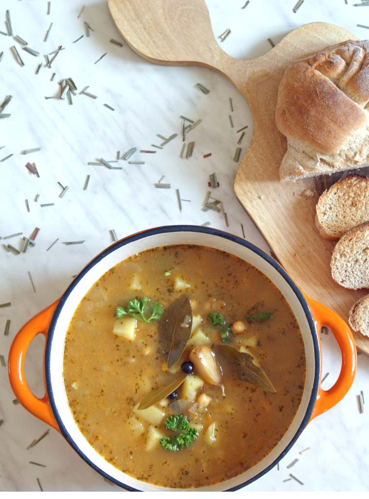 garnek goracej zupy z ciecierzycy podanej z tostami