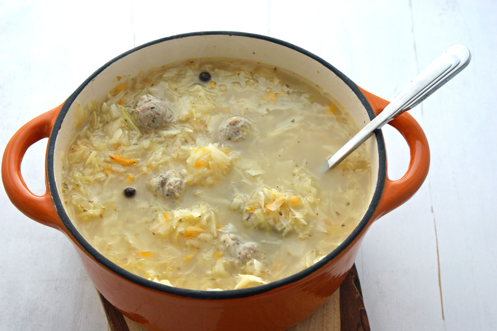 Kapuśniak, energetyczna zupa z biała kiełbasą