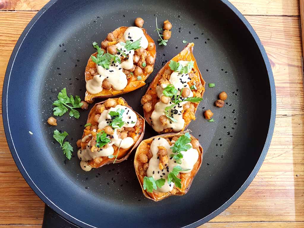 pieczone połówki batatów z cieciorką i tahiną