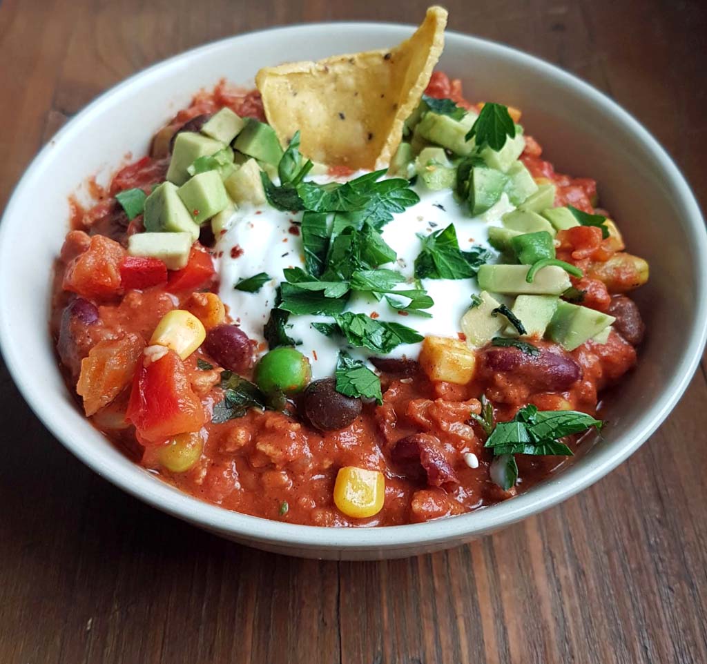 Aromatyczne chili con carne z nachos.