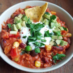 Aromatyczne chili con carne z wołowiną i nachos.