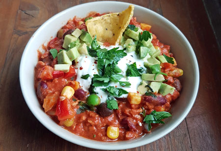 Aromatyczne chili con carne z wołowiną i nachos.