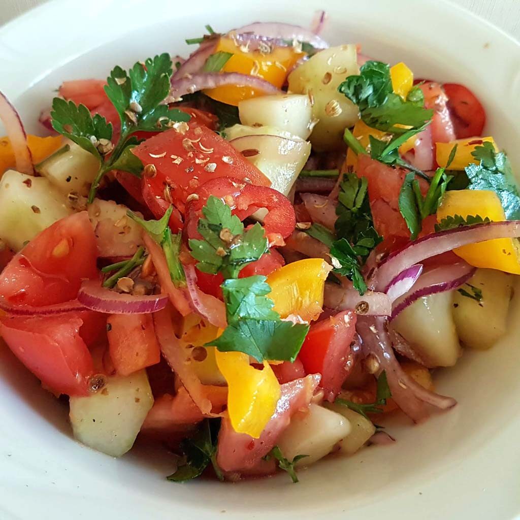 Pomidory, świeży ogórek, papryka, kolendra, kmin rzymski w indyjskiej sałatce chachumbar.