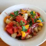 Sałatka chachumbar z orientalnymi przyprawami kolendrą i kminem rzymskim.