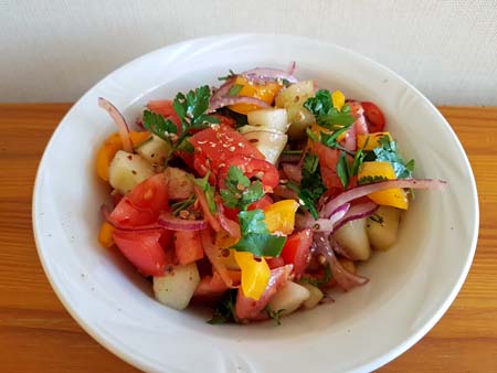 Sałatka chachumbar z orientalnymi przyprawami kolendrą i kminem rzymskim.