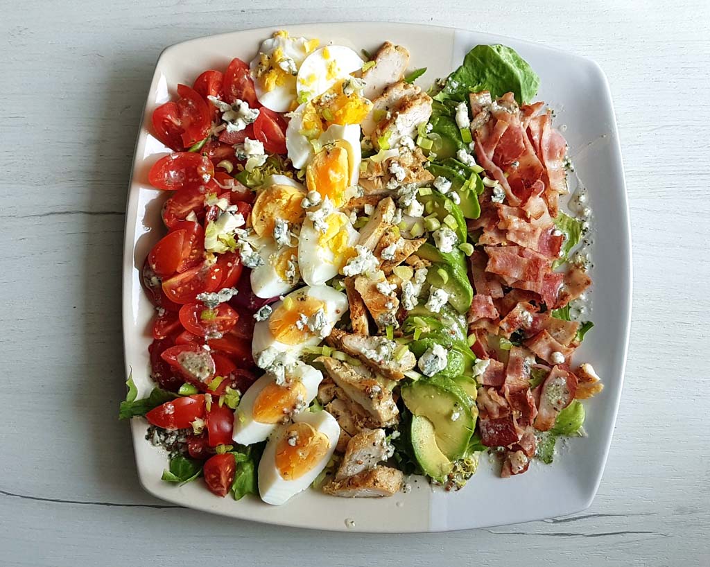 Sycąca sałatka Cobb z dressingiem.