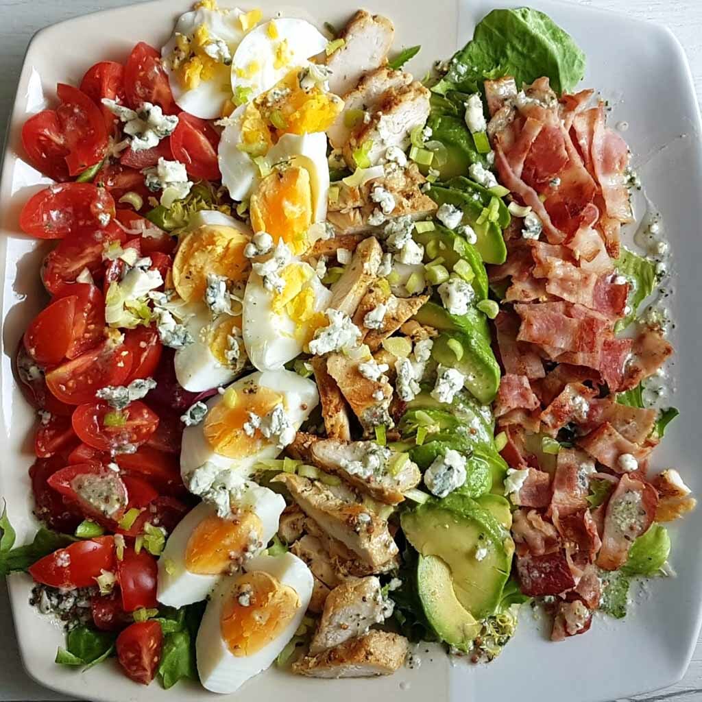 Składniki sałatki Cobb kurczak, boczk, jajka i warzywa.