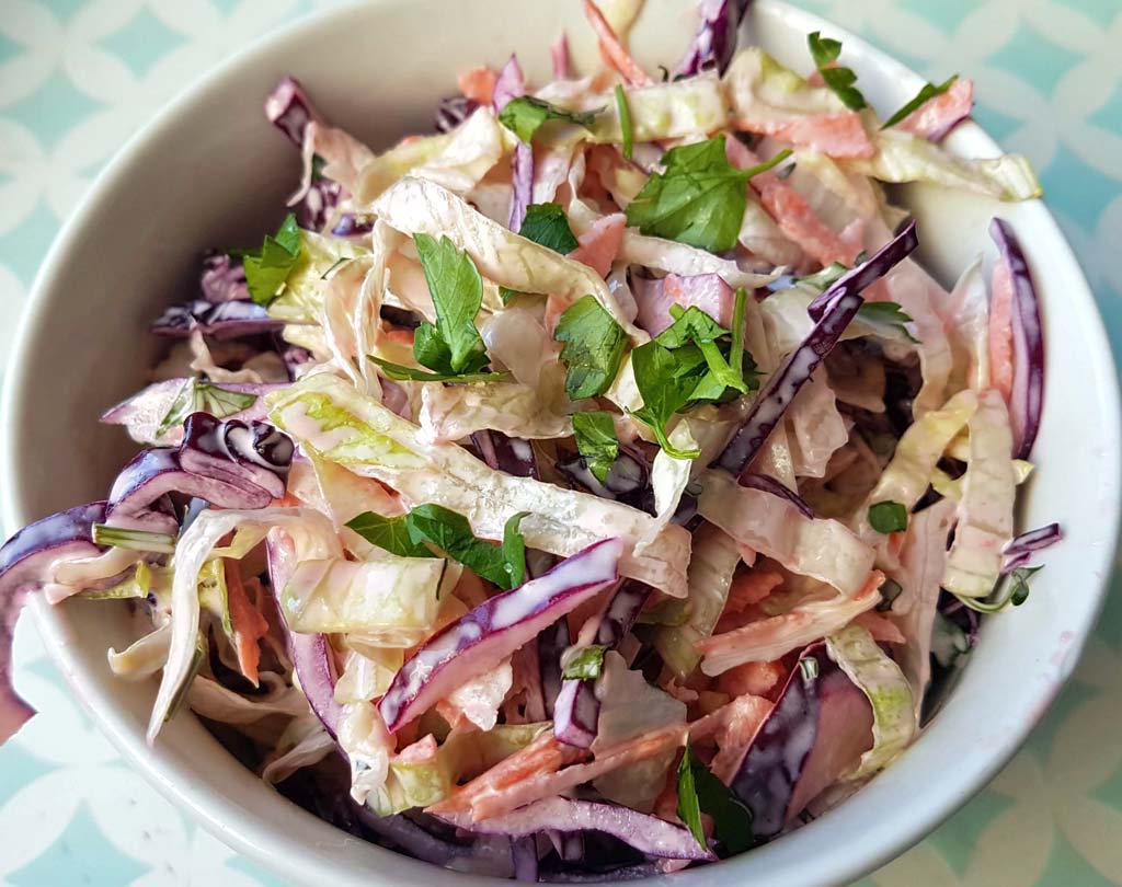 Szatkowana kapusta z majonezem w sałatce Coleslaw.