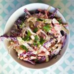 Łagodna, delikatna wersja sałatki Coleslaw z kapusty i majonezu.