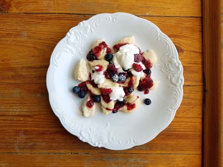 kopytka z ricotty z owocowym, słodkim sosem