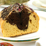 Wielkanocna babka ucierana o smaku waniliowo- czekoladowym.