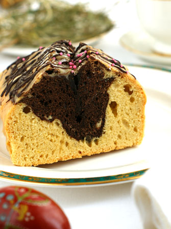 Wielkanocna babka ucierana o smaku waniliowo- czekoladowym.