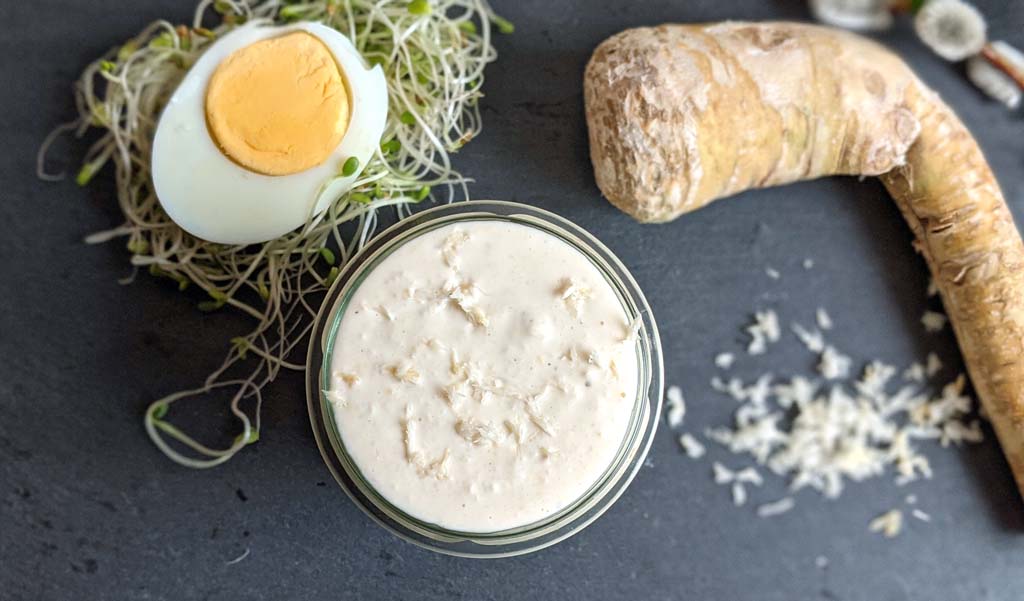 Świeży, tarty chrzan wielkanocny. Miniaturka