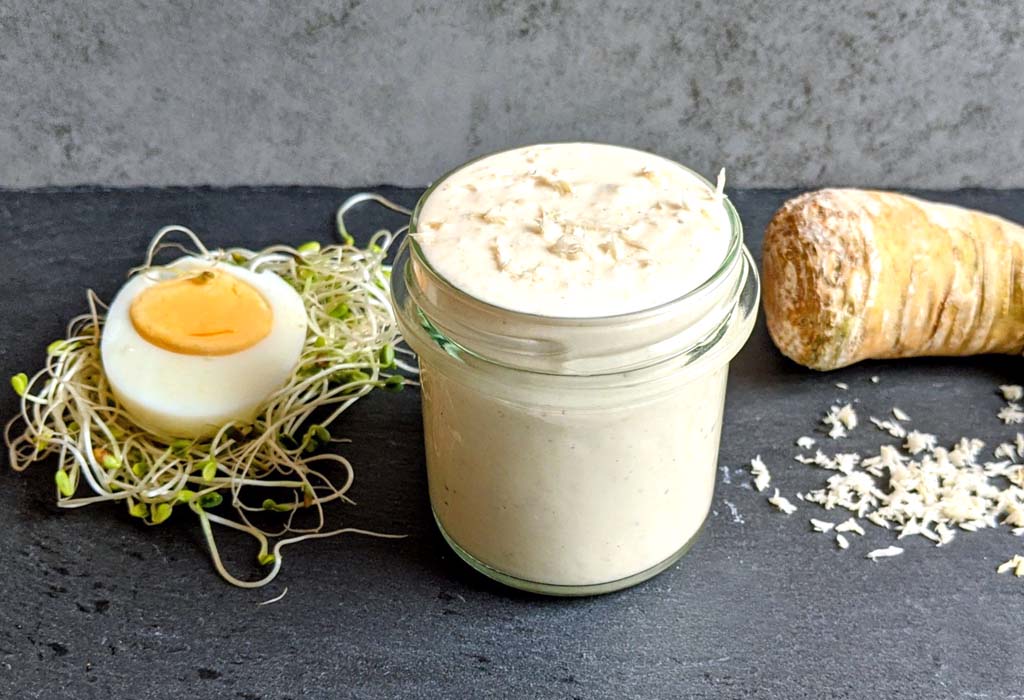 Słoiczek kremowego domowego chrzanu z jajkiem