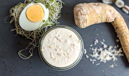 Świeży, tarty chrzan wielkanocny