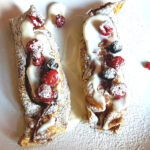 naleśniki z owocami i cukrem pudrem