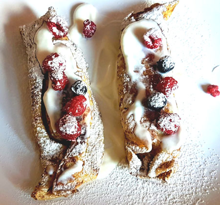 naleśniki z owocami i cukrem pudrem